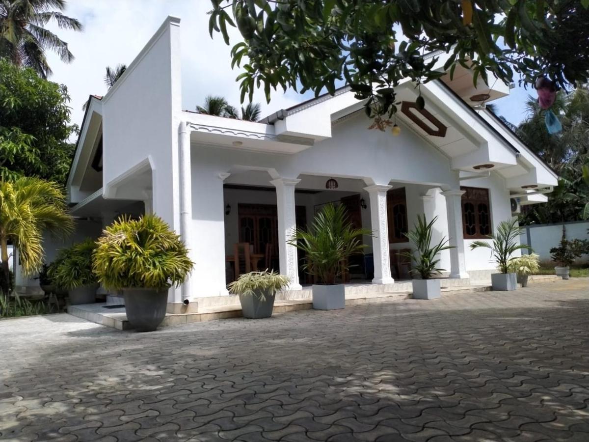Holidays Hotel Nainamadama Extérieur photo