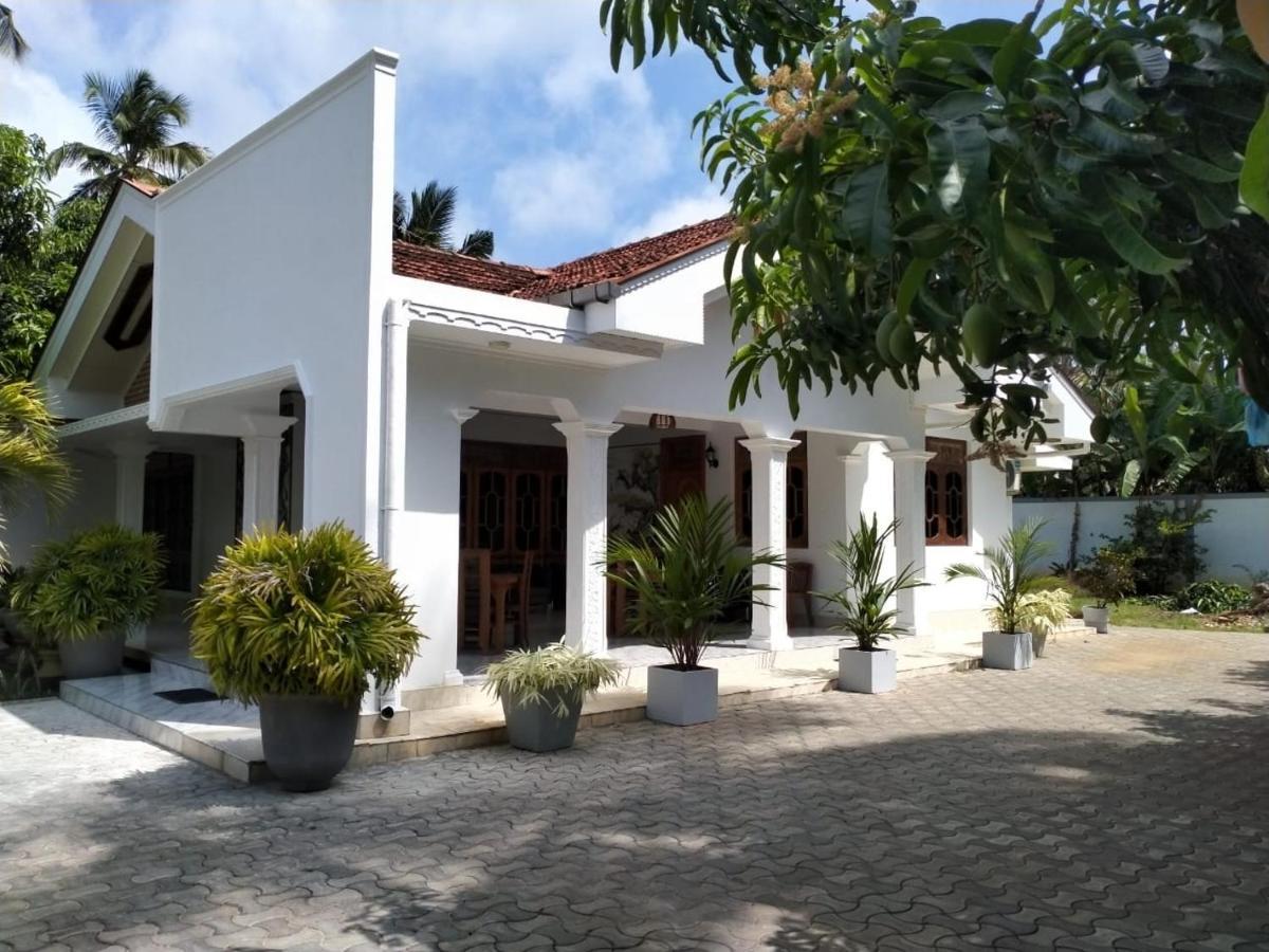 Holidays Hotel Nainamadama Extérieur photo